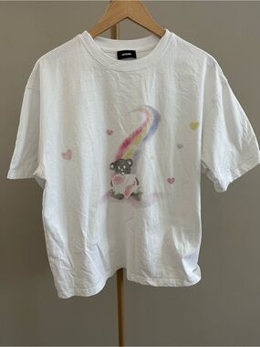 WE11DONE Rainbow Bear Graphic T-Shirt – Size Small – White